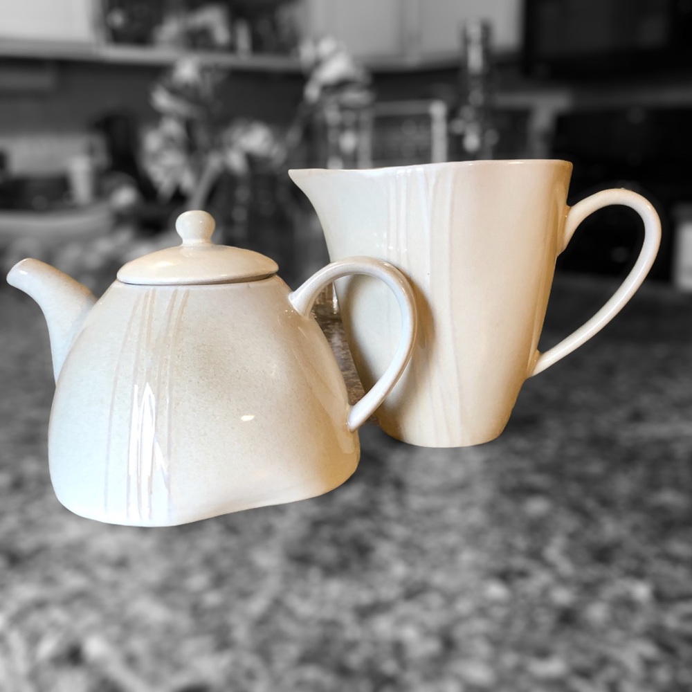 KAREN NEUBERGER Willow Collection pitcher & teapot